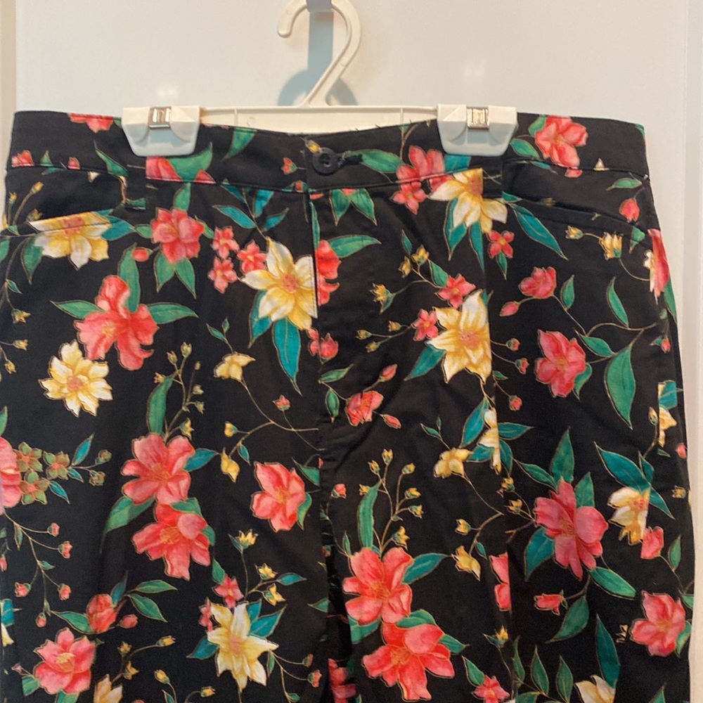 Bill Blass Flower Crop Pants. - Picture 2 of 3